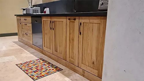 Miniature de réalisation associée : Cuisine en chêne traitée avec Arova Spritzbeize mélange Weiss et Incolore puis Aduro Legnopur G10.
