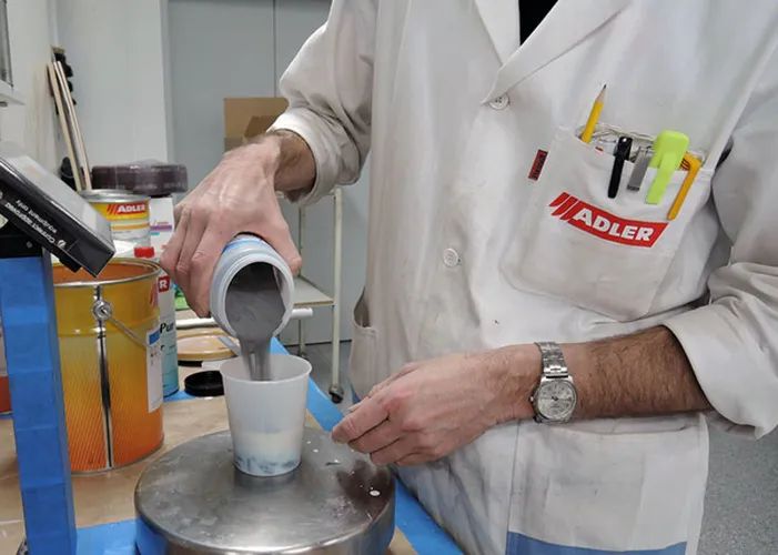 Image de l'étape 3 : Préparation et application du mélange – Effet acier martelé
