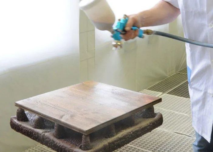 Image de l'étape 9 : Application du vernis de finition – Effet vieux bois brûlé